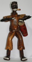 Negro grande tocando tumbadora